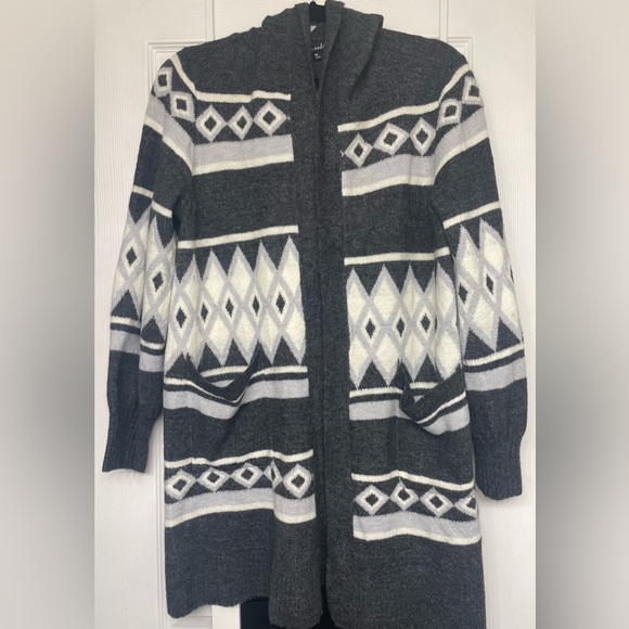 Alison Andrew’s Gray Sweater Size Medium - Picture 1 of 7